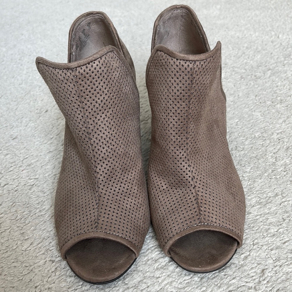 Life Stride taupe brown ankle bootie open toe 6 wide